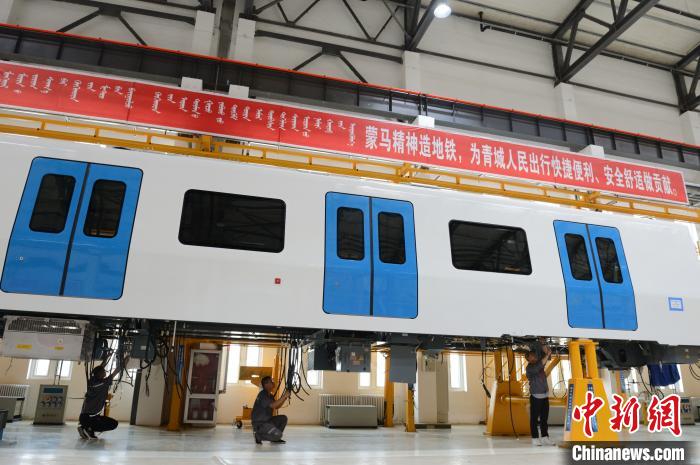 6月7日，工作人员检查地铁列车零部件。　刘文华 摄
