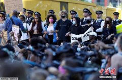 英国上万人参与反种族主义示威 伦敦市长谴责暴