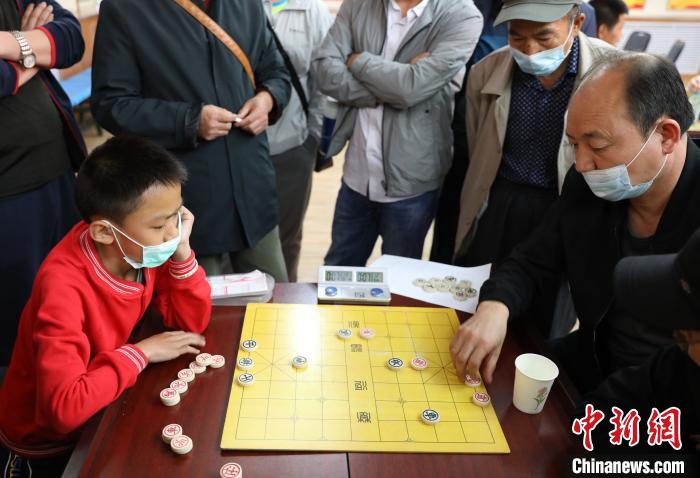 图为青海省第三届全民健身大会西宁分区赛象棋比赛。　宋维宇 摄